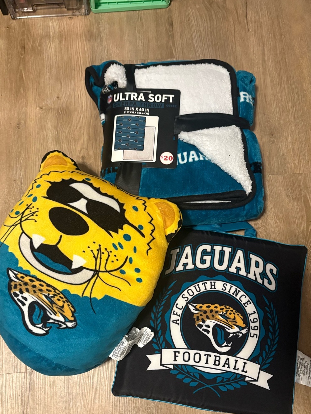 Duuuuuuval... Jags Bundle – Plush, Bleacher Cushion & Sherpa Blan